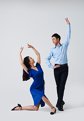 포토 JPG 스튜디오촬영 전신 커플 응시 원피스 여자 남자 포즈 회색배경 실내 미소 정장 20대 성인 두명 앞모습 30대 마주보기 한국인 춤 무릎꿇기 발레 춤동작 성인만 국내포토 시선 옷 뷰포인트 백그라운드 관계 모션 문화예술 표정 사람 동양인 청년 내부 장년 회색 파일형식