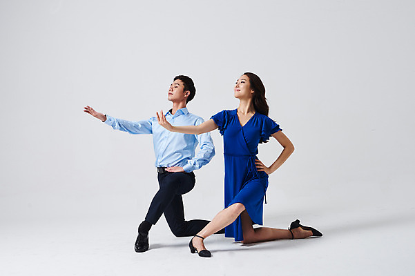 포토 JPG 스튜디오촬영 전신 커플 응시 원피스 여자 남자 포즈 회색배경 실내 미소 정장 20대 성인 두명 옆모습 30대 한국인 춤 무릎꿇기 발레 춤동작 성인만 국내포토 시선 옷 뷰포인트 백그라운드 관계 모션 문화예술 표정 사람 동양인 청년 내부 장년 회색 파일형식