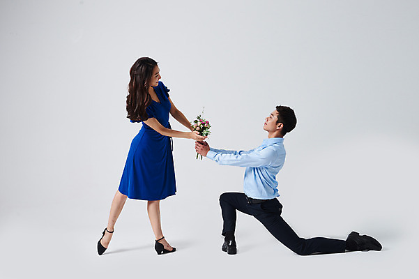 포토 JPG 스튜디오촬영 전신 커플 응시 원피스 여자 남자 꽃다발 포즈 프로포즈 회색배경 실내 미소 들기 정장 이벤트 20대 성인 두명 옆모습 30대 마주보기 손잡기 한국인 춤 무릎꿇기 발레 춤동작 성인만 국내포토 시선 옷 꽃 뷰포인트 백그라운드 관계 모션 문화예술 표정 사람 동양인 청년 내부 장년 회색 파일형식