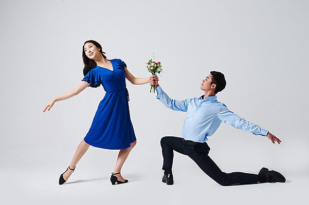 포토 JPG 스튜디오촬영 전신 커플 응시 원피스 여자 남자 꽃다발 포즈 프로포즈 회색배경 실내 미소 들기 정장 이벤트 20대 성인 두명 앞모습 옆모습 30대 손잡기 한국인 춤 무릎꿇기 발레 춤동작 성인만 국내포토 시선 옷 꽃 뷰포인트 백그라운드 관계 모션 문화예술 표정 사람 동양인 청년 내부 장년 회색 파일형식