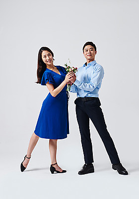 포토 JPG 스튜디오촬영 전신 커플 응시 원피스 여자 남자 꽃다발 포즈 프로포즈 회색배경 실내 미소 들기 정장 이벤트 20대 성인 두명 앞모습 30대 손잡기 한국인 춤 발레 춤동작 성인만 국내포토 시선 옷 꽃 뷰포인트 백그라운드 관계 모션 문화예술 표정 사람 동양인 청년 내부 장년 회색 파일형식