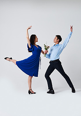 포토 JPG 스튜디오촬영 전신 커플 응시 원피스 여자 남자 꽃다발 포즈 프로포즈 회색배경 실내 미소 들기 정장 이벤트 20대 성인 두명 옆모습 30대 마주보기 한국인 춤 발레 다리들기 춤동작 성인만 국내포토 시선 옷 꽃 뷰포인트 백그라운드 관계 모션 문화예술 표정 사람 동양인 청년 내부 장년 회색 파일형식