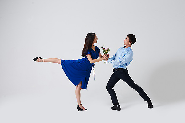 포토 JPG 스튜디오촬영 전신 커플 응시 원피스 여자 남자 꽃다발 포즈 프로포즈 회색배경 실내 미소 들기 정장 이벤트 20대 성인 두명 옆모습 30대 마주보기 한국인 춤 발레 다리들기 춤동작 성인만 국내포토 시선 옷 꽃 뷰포인트 백그라운드 관계 모션 문화예술 표정 사람 동양인 청년 내부 장년 회색 파일형식