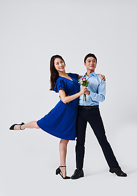 포토 JPG 스튜디오촬영 전신 커플 응시 원피스 여자 남자 꽃다발 포즈 프로포즈 회색배경 실내 미소 들기 정장 이벤트 20대 성인 두명 앞모습 옆모습 30대 한국인 춤 발레 다리들기 춤동작 성인만 국내포토 시선 옷 꽃 뷰포인트 백그라운드 관계 모션 문화예술 표정 사람 동양인 청년 내부 장년 회색 파일형식