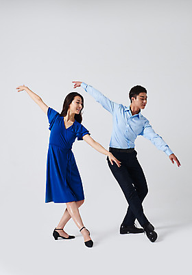 포토 JPG 스튜디오촬영 전신 커플 응시 원피스 여자 남자 포즈 회색배경 실내 미소 정장 20대 성인 두명 앞모습 30대 한국인 춤 발레 춤동작 성인만 국내포토 시선 옷 뷰포인트 백그라운드 관계 문화예술 표정 사람 동양인 청년 내부 장년 회색 파일형식