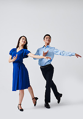포토 JPG 스튜디오촬영 전신 커플 응시 원피스 여자 남자 포즈 회색배경 실내 미소 정장 20대 성인 두명 앞모습 30대 한국인 춤 발레 춤동작 성인만 국내포토 시선 옷 뷰포인트 백그라운드 관계 문화예술 표정 사람 동양인 청년 내부 장년 회색 파일형식