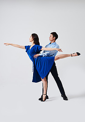 포토 JPG 스튜디오촬영 전신 커플 응시 원피스 여자 남자 포즈 회색배경 실내 미소 정장 20대 성인 두명 옆모습 30대 한국인 춤 발레 다리들기 춤동작 성인만 국내포토 시선 옷 뷰포인트 백그라운드 관계 모션 문화예술 표정 사람 동양인 청년 내부 장년 회색 파일형식
