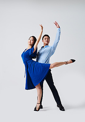 포토 JPG 스튜디오촬영 전신 커플 응시 원피스 여자 남자 포즈 회색배경 실내 미소 정장 20대 성인 두명 옆모습 30대 한국인 춤 발레 다리들기 춤동작 성인만 국내포토 시선 옷 뷰포인트 백그라운드 관계 모션 문화예술 표정 사람 동양인 청년 내부 장년 회색 파일형식