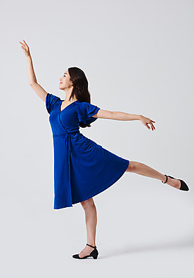 포토 JPG 스튜디오촬영 전신 응시 원피스 여자 포즈 실내 한명 미소 20대 성인 옆모습 한국인 춤 발레 다리들기 춤동작 성인여자한명만 국내포토 1 시선 옷 뷰포인트 모션 문화예술 표정 사람 동양인 청년 내부 여자한명만 성인여자만 파일형식