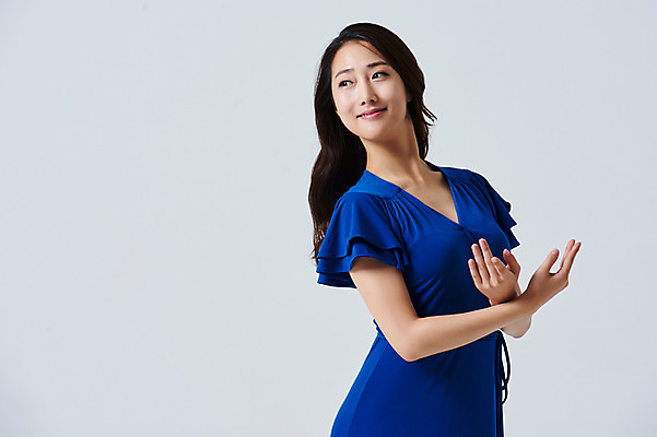 포토 JPG 스튜디오촬영 응시 여자 포즈 실내 한명 미소 상반신 20대 성인 옆모습 한국인 춤 발레 성인여자한명만 국내포토 1 시선 뷰포인트 문화예술 표정 사람 동양인 청년 내부 여자한명만 성인여자만 파일형식