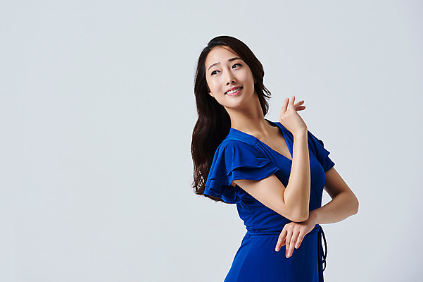 포토 JPG 스튜디오촬영 응시 여자 포즈 실내 한명 웃음 상반신 20대 성인 옆모습 한국인 춤 발레 성인여자한명만 국내포토 1 시선 뷰포인트 문화예술 표정 사람 동양인 청년 내부 여자한명만 성인여자만 파일형식
