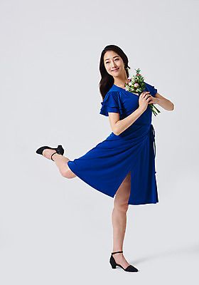 포토 JPG 스튜디오촬영 전신 응시 원피스 여자 꽃다발 포즈 실내 한명 미소 들기 20대 성인 옆모습 한국인 춤 발레 다리들기 춤동작 성인여자한명만 국내포토 1 시선 옷 꽃 뷰포인트 모션 문화예술 표정 사람 동양인 청년 내부 여자한명만 성인여자만 파일형식