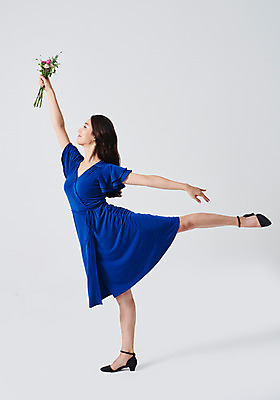 포토 JPG 스튜디오촬영 전신 응시 원피스 여자 꽃다발 포즈 실내 한명 미소 들기 20대 성인 옆모습 한국인 춤 발레 다리들기 춤동작 성인여자한명만 국내포토 1 시선 옷 꽃 뷰포인트 모션 문화예술 표정 사람 동양인 청년 내부 여자한명만 성인여자만 파일형식