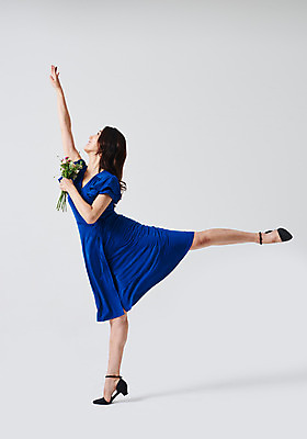 포토 JPG 스튜디오촬영 전신 응시 원피스 여자 꽃다발 포즈 실내 한명 미소 들기 20대 성인 옆모습 한국인 올려보기 춤 발레 다리들기 춤동작 성인여자한명만 국내포토 1 시선 옷 꽃 뷰포인트 모션 문화예술 표정 사람 동양인 청년 내부 여자한명만 성인여자만 파일형식