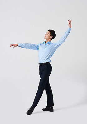 포토 JPG 스튜디오촬영 전신 응시 남자 포즈 실내 한명 성인 옆모습 30대 한국인 춤 발레 춤동작 성인남자한명만 국내포토 1 시선 뷰포인트 문화예술 사람 동양인 내부 장년 남자한명만 성인남자만 파일형식