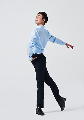 포토 JPG 스튜디오촬영 전신 응시 남자 포즈 실내 한명 미소 성인 옆모습 30대 한국인 춤 발레 춤동작 성인남자한명만 국내포토 1 시선 뷰포인트 문화예술 표정 사람 동양인 내부 장년 남자한명만 성인남자만 파일형식