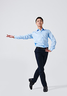 포토 JPG 스튜디오촬영 전신 응시 남자 허리손 포즈 실내 한명 성인 앞모습 30대 한국인 춤 발레 춤동작 성인남자한명만 국내포토 1 시선 뷰포인트 문화예술 사람 동양인 내부 장년 남자한명만 성인남자만 파일형식