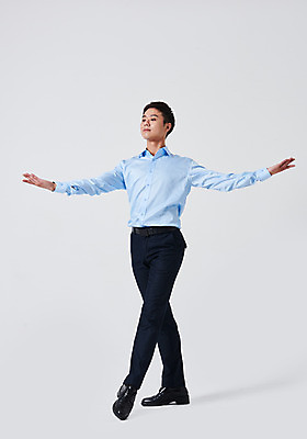 포토 JPG 스튜디오촬영 전신 응시 남자 포즈 실내 한명 웃음 성인 앞모습 30대 한국인 춤 발레 춤동작 성인남자한명만 국내포토 1 시선 뷰포인트 문화예술 표정 사람 동양인 내부 장년 남자한명만 성인남자만 파일형식 인종 남자만 성인만