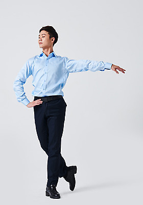 포토 JPG 스튜디오촬영 전신 응시 남자 포즈 실내 한명 웃음 성인 앞모습 30대 한국인 춤 발레 춤동작 성인남자한명만 국내포토 1 시선 뷰포인트 문화예술 표정 사람 동양인 내부 장년 남자한명만 성인남자만 파일형식