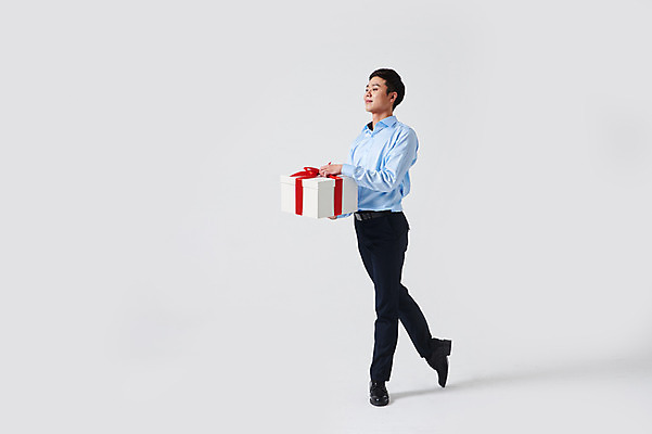 포토 JPG 스튜디오촬영 전신 응시 남자 포즈 실내 선물 한명 미소 들기 이벤트 성인 옆모습 30대 선물상자 한국인 춤 발레 춤동작 성인남자한명만 국내포토 1 시선 뷰포인트 모션 문화예술 표정 사람 동양인 내부 장년 상자 남자한명만 성인남자만 파일형식 인종 남자만 성인만