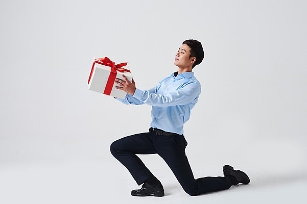 포토 JPG 스튜디오촬영 전신 응시 남자 포즈 실내 선물 한명 들기 이벤트 성인 옆모습 30대 선물상자 한국인 춤 무릎꿇기 발레 춤동작 성인남자한명만 국내포토 1 시선 뷰포인트 모션 문화예술 사람 동양인 내부 상자 남자한명만 성인남자만 파일형식 인종 남자만 성인만