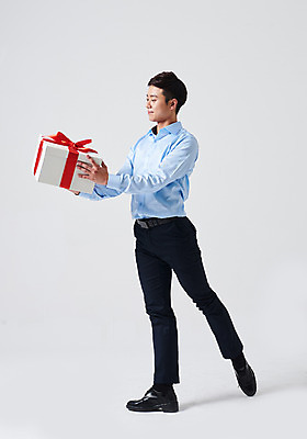 포토 JPG 스튜디오촬영 전신 응시 남자 포즈 실내 선물 한명 미소 들기 이벤트 성인 옆모습 30대 선물상자 한국인 춤 발레 춤동작 성인남자한명만 국내포토 1 시선 뷰포인트 모션 문화예술 표정 사람 동양인 내부 장년 상자 남자한명만 성인남자만 파일형식 인종 남자만 성인만
