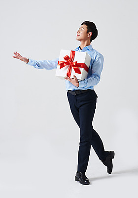 포토 JPG 스튜디오촬영 전신 응시 남자 포즈 실내 선물 한명 미소 들기 이벤트 성인 옆모습 30대 선물상자 한국인 춤 발레 춤동작 성인남자한명만 국내포토 1 시선 뷰포인트 모션 문화예술 표정 사람 동양인 내부 장년 상자 남자한명만 성인남자만 파일형식