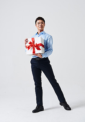 포토 JPG 스튜디오촬영 전신 응시 남자 포즈 실내 선물 한명 서기 미소 들기 이벤트 성인 앞모습 30대 선물상자 한국인 춤 발레 춤동작 성인남자한명만 국내포토 1 시선 뷰포인트 모션 문화예술 표정 사람 동양인 내부 장년 상자 남자한명만 성인남자만 파일형식
