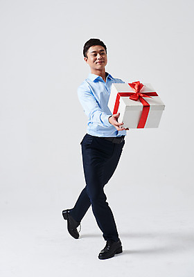 포토 JPG 스튜디오촬영 전신 응시 남자 포즈 실내 선물 한명 미소 들기 이벤트 성인 앞모습 30대 선물상자 한국인 춤 발레 주기 춤동작 성인남자한명만 국내포토 1 시선 뷰포인트 모션 문화예술 표정 사람 동양인 내부 장년 상자 남자한명만 성인남자만 파일형식