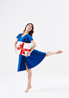 포토 JPG 스튜디오촬영 전신 응시 여자 포즈 실내 선물 한명 웃음 들기 이벤트 20대 성인 옆모습 선물상자 한국인 춤 발레 다리들기 성인여자한명만 국내포토 1 시선 뷰포인트 모션 문화예술 표정 사람 동양인 청년 내부 상자 여자한명만 성인여자만 파일형식