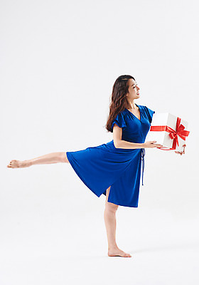 포토 JPG 스튜디오촬영 전신 응시 여자 포즈 실내 선물 한명 웃음 들기 이벤트 20대 성인 옆모습 선물상자 한국인 춤 발레 다리들기 성인여자한명만 국내포토 1 시선 뷰포인트 모션 문화예술 표정 사람 동양인 청년 내부 상자 여자한명만 성인여자만 파일형식