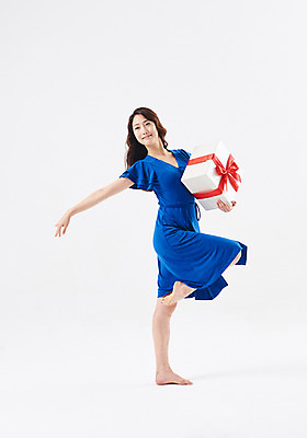 포토 JPG 스튜디오촬영 전신 응시 여자 포즈 실내 선물 한명 미소 들기 이벤트 20대 성인 옆모습 선물상자 한국인 춤 발레 다리들기 성인여자한명만 국내포토 1 시선 뷰포인트 모션 문화예술 표정 사람 동양인 청년 내부 상자 여자한명만 성인여자만 파일형식