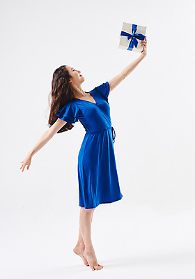 포토 JPG 스튜디오촬영 전신 응시 여자 포즈 실내 선물 한명 미소 들기 이벤트 20대 성인 옆모습 선물상자 한국인 춤 발레 성인여자한명만 국내포토 1 시선 뷰포인트 모션 문화예술 표정 사람 동양인 청년 내부 상자 여자한명만 성인여자만 파일형식