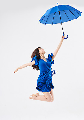 포토 JPG 스튜디오촬영 전신 응시 여자 포즈 우산 실내 한명 미소 들기 20대 성인 옆모습 점프 한국인 올려보기 춤 발레 성인여자한명만 국내포토 1 시선 뷰포인트 모션 문화예술 표정 사람 동양인 청년 내부 여자한명만 성인여자만 파일형식