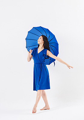 포토 JPG 스튜디오촬영 전신 응시 여자 포즈 우산 실내 한명 미소 들기 20대 성인 옆모습 한국인 춤 발레 성인여자한명만 국내포토 1 시선 뷰포인트 모션 문화예술 표정 사람 동양인 청년 내부 여자한명만 성인여자만 파일형식