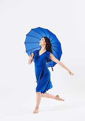 포토 JPG 스튜디오촬영 전신 응시 여자 포즈 우산 실내 한명 미소 들기 20대 성인 옆모습 한국인 춤 발레 다리들기 성인여자한명만 국내포토 1 시선 뷰포인트 모션 문화예술 표정 사람 동양인 청년 내부 여자한명만 성인여자만 파일형식