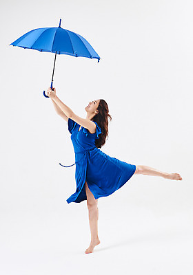 포토 JPG 스튜디오촬영 전신 응시 여자 포즈 우산 실내 한명 웃음 들기 20대 성인 옆모습 한국인 올려보기 춤 발레 다리들기 성인여자한명만 국내포토 1 시선 뷰포인트 모션 문화예술 표정 사람 동양인 청년 내부 여자한명만 성인여자만 파일형식