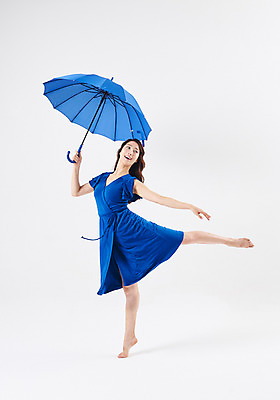 포토 JPG 스튜디오촬영 전신 응시 여자 포즈 우산 실내 한명 웃음 들기 20대 성인 옆모습 한국인 춤 발레 다리들기 성인여자한명만 국내포토 1 시선 뷰포인트 모션 문화예술 표정 사람 동양인 청년 내부 여자한명만 성인여자만 파일형식