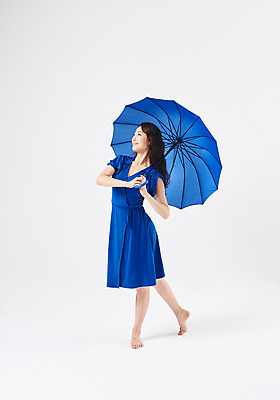 포토 JPG 스튜디오촬영 전신 응시 여자 포즈 우산 실내 한명 웃음 들기 20대 성인 옆모습 한국인 춤 발레 성인여자한명만 국내포토 1 시선 뷰포인트 모션 문화예술 표정 사람 동양인 청년 내부 여자한명만 성인여자만 파일형식