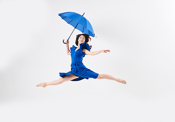 포토 JPG 스튜디오촬영 전신 응시 여자 포즈 우산 실내 한명 미소 들기 20대 성인 옆모습 점프 한국인 춤 발레 성인여자한명만 국내포토 1 시선 뷰포인트 모션 문화예술 표정 사람 동양인 청년 내부 여자한명만 성인여자만 파일형식