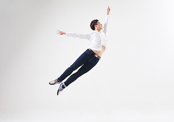 포토 JPG 스튜디오촬영 전신 응시 남자 포즈 남방 실내 한명 성인 옆모습 캐주얼 30대 점프 한국인 청바지 춤 발레 춤동작 성인남자한명만 국내포토 1 시선 옷 뷰포인트 셔츠 바지 모션 문화예술 사람 동양인 내부 장년 남자한명만 성인남자만 파일형식