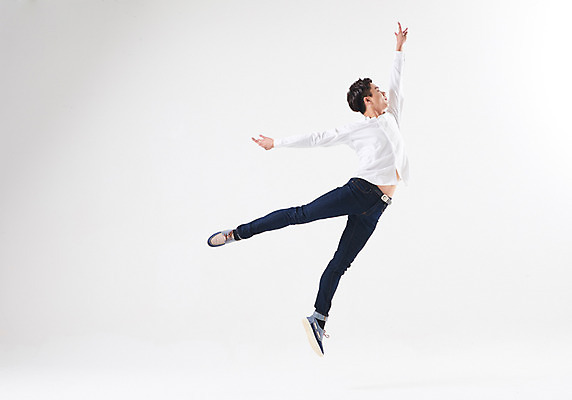 포토 JPG 스튜디오촬영 전신 응시 남자 포즈 남방 실내 한명 성인 옆모습 캐주얼 30대 점프 한국인 청바지 춤 발레 춤동작 성인남자한명만 국내포토 1 시선 옷 뷰포인트 셔츠 바지 모션 문화예술 사람 동양인 내부 장년 남자한명만 성인남자만 파일형식