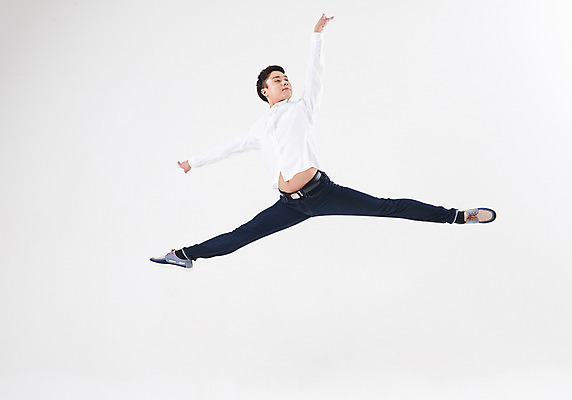 포토 JPG 스튜디오촬영 전신 응시 남자 포즈 남방 실내 한명 성인 앞모습 캐주얼 30대 점프 한국인 청바지 춤 발레 춤동작 성인남자한명만 국내포토 1 시선 옷 뷰포인트 셔츠 바지 모션 문화예술 사람 동양인 내부 장년 남자한명만 성인남자만 파일형식