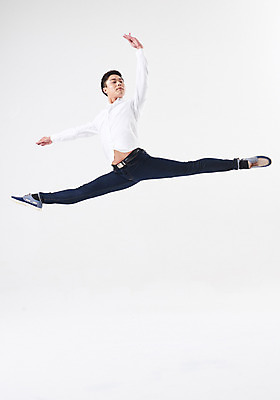 포토 JPG 스튜디오촬영 전신 응시 남자 포즈 남방 실내 한명 성인 앞모습 캐주얼 30대 점프 한국인 청바지 춤 발레 춤동작 성인남자한명만 국내포토 1 시선 옷 뷰포인트 셔츠 바지 모션 문화예술 사람 동양인 내부 장년 남자한명만 성인남자만 파일형식