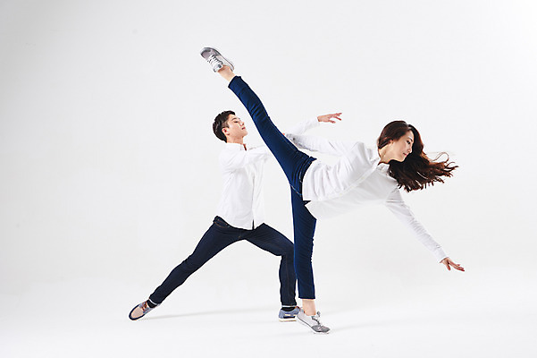 포토 JPG 스튜디오촬영 전신 응시 여자 남자 포즈 남방 실내 20대 성인 두명 앞모습 캐주얼 30대 한국인 청바지 춤 발레 다리들기 춤동작 성인만 국내포토 시선 옷 뷰포인트 셔츠 바지 모션 문화예술 사람 동양인 청년 내부 장년 파일형식