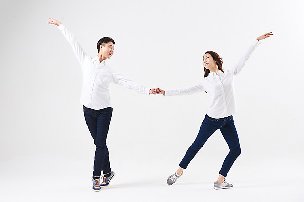 포토 JPG 스튜디오촬영 전신 응시 여자 남자 포즈 남방 실내 웃음 20대 성인 두명 앞모습 캐주얼 30대 손잡기 한국인 청바지 춤 발레 춤동작 성인만 국내포토 시선 옷 뷰포인트 셔츠 바지 모션 문화예술 표정 사람 동양인 청년 내부 장년 파일형식