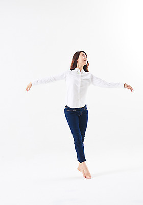 포토 JPG 스튜디오촬영 전신 응시 여자 포즈 남방 실내 한명 미소 20대 성인 앞모습 캐주얼 한국인 청바지 춤 발레 춤동작 성인여자한명만 국내포토 1 시선 옷 뷰포인트 셔츠 바지 문화예술 표정 사람 동양인 청년 내부 여자한명만 성인여자만 파일형식 상의 하의 인종 여자만 성인만
