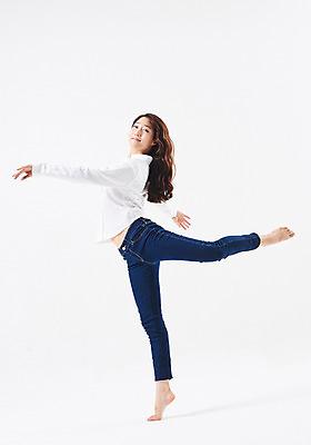 포토 JPG 스튜디오촬영 전신 응시 여자 포즈 남방 실내 한명 미소 20대 성인 옆모습 캐주얼 한국인 청바지 춤 발레 다리들기 춤동작 성인여자한명만 국내포토 1 시선 옷 뷰포인트 셔츠 바지 모션 문화예술 표정 사람 동양인 청년 내부 여자한명만 성인여자만 파일형식