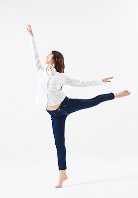 포토 JPG 스튜디오촬영 전신 응시 여자 포즈 남방 실내 한명 미소 20대 성인 옆모습 캐주얼 한국인 청바지 춤 발레 다리들기 춤동작 성인여자한명만 국내포토 1 시선 옷 뷰포인트 셔츠 바지 모션 문화예술 표정 사람 동양인 청년 내부 여자한명만 성인여자만 파일형식