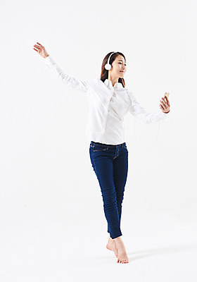 포토 JPG 스튜디오촬영 전신 응시 여자 음악 포즈 실내 한명 들기 20대 성인 앞모습 스마트폰 헤드폰 음악감상 한국인 춤 발레 성인여자한명만 국내포토 1 시선 뷰포인트 음향기기 모션 문화예술 사람 동양인 청년 내부 핸드폰 스마트기기 감상 여자한명만 성인여자만 파일형식